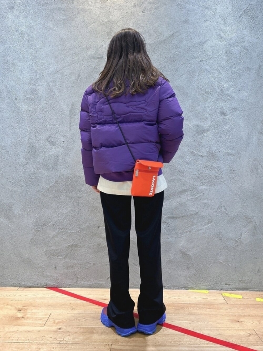 「ダウン、紫、パープル、シューズ、スウェット」｜「LACOSTEのレディースバックステッチダウンジャケット（ダウンジャケット/コート、パープル系）」を使った、momoさん（レディース・166cm）の春コーディネートの2枚目の写真