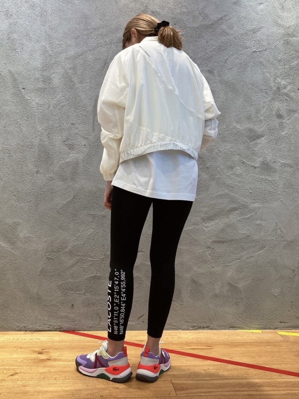 「スポーツミックス、Tシャツ、スニーカー」｜「LACOSTEの【LACOSTE/ラコステ】クロコエンブレム クルーネックワンポイントTシャツ/ブランドロゴワッペンT（Tシャツ/カットソー、ホワイト系）」を使った、momoさん（レディース・166cm）の春コーディネートの5枚目の写真