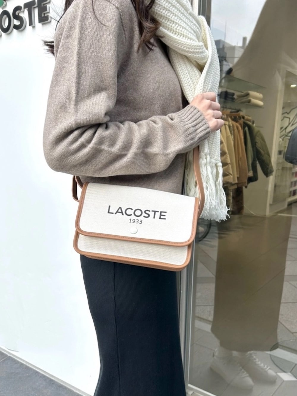 「カシミヤニット、カシミヤ、リブワンピース、ワンピース、スニーカー」｜「LACOSTEのエッセンシャルカシミヤニットセーター / 3Dシームレスニット（ニット/セーター、ブラウン系）」を使った、momoさん（レディース・166cm）の春コーディネートの4枚目の写真
