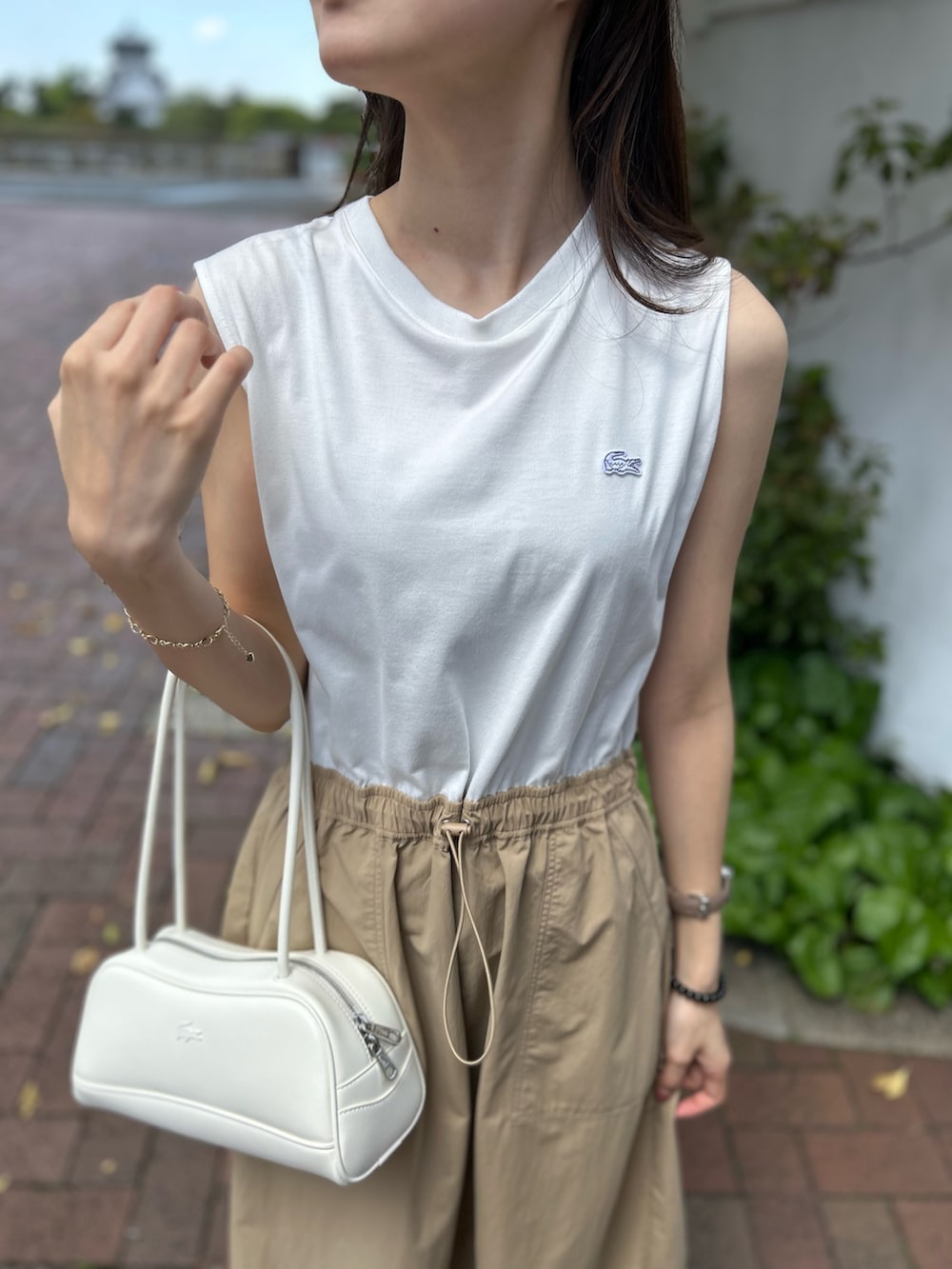 「ワンピース、ブルゾンシャツ、シャツ、キャンバスシューズ、ショルダーバッグ」｜「LACOSTEの異素材切り替え バルーンシルエット コンビネーションノースリーブドレス ワンピース（ワンピース、ベージュ系）」を使った、momoさん（レディース・166cm）の春コーディネートの3枚目の写真
