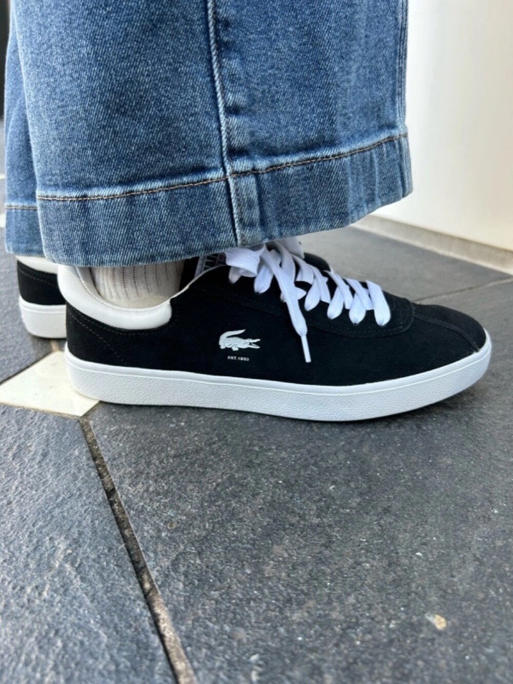 「タートルネック、ニット、ベレー帽、キルティングジャケット」｜「LACOSTEのラウンドヘムライン ボックスシルエット撥水キルティングジャケット（ノーカラージャケット、ブラック系）」を使った、momoさん（レディース・166cm）の春コーディネートの8枚目の写真