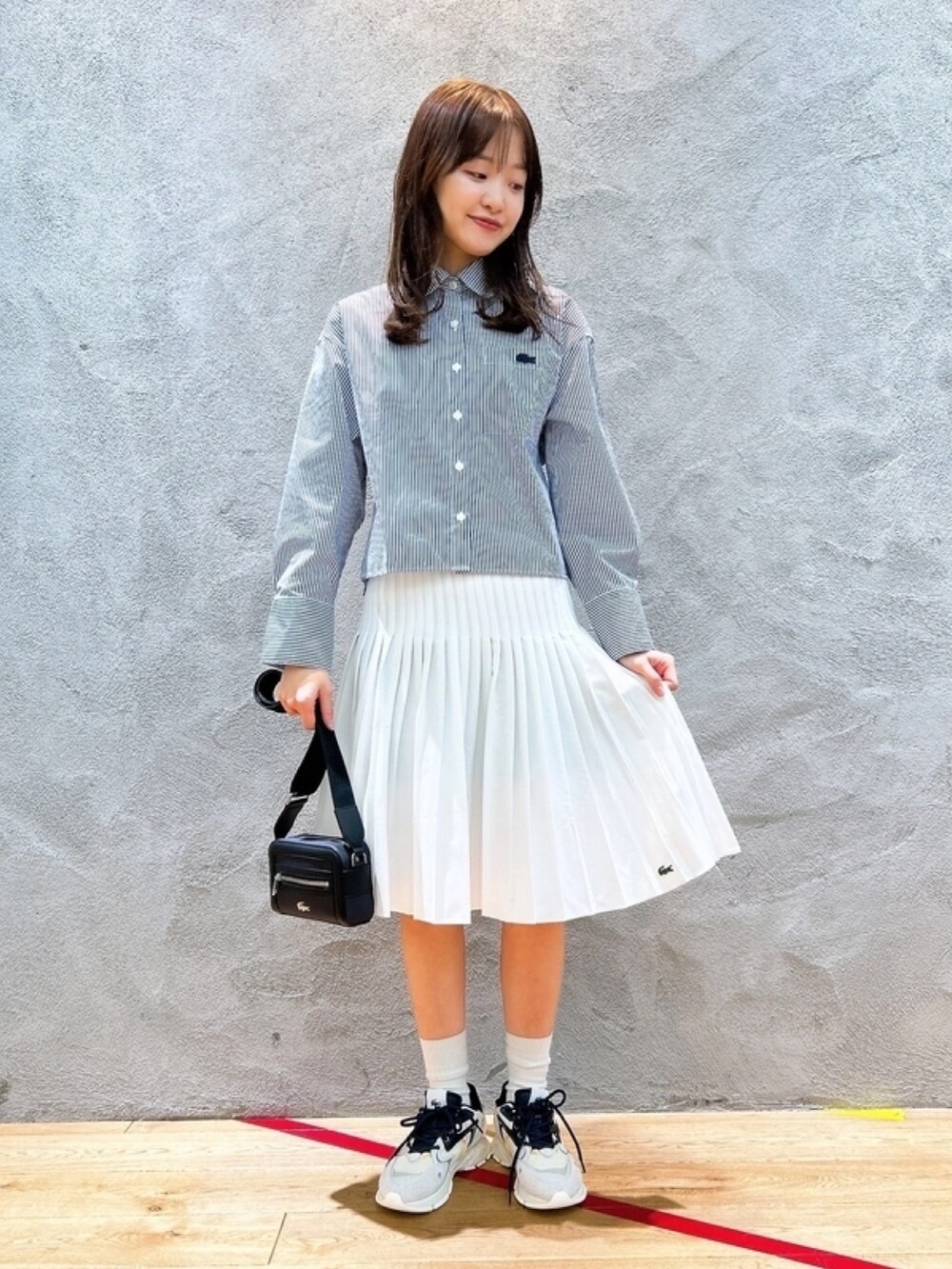 「ストライプシャツ、スカート、カーディガン、スニーカー、キャンバスバッグ」｜「LACOSTEのボリュームスリーブ ストライプクロップド 長袖シャツ（シャツ/ブラウス、ブルー系）」を使った、momoさん（レディース・166cm）の春コーディネートの4枚目の写真