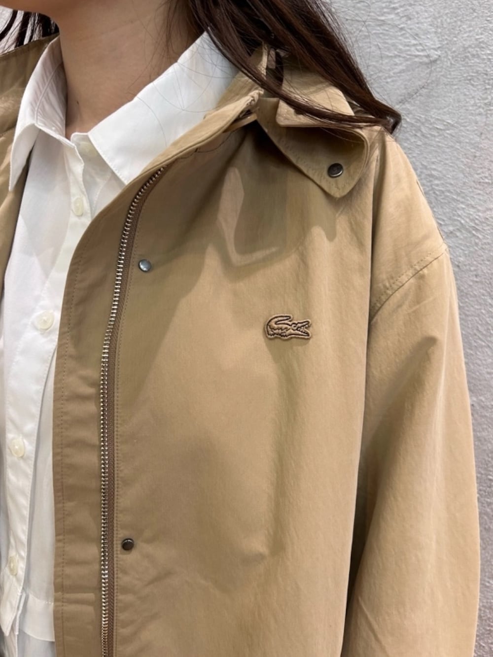 「トレンチコート、シャツ」｜「LACOSTEのローラレザーショルダーバッグ（ショルダーバッグ、ブラウン系）」を使った、momoさん（レディース・166cm）の春コーディネートの2枚目の写真
