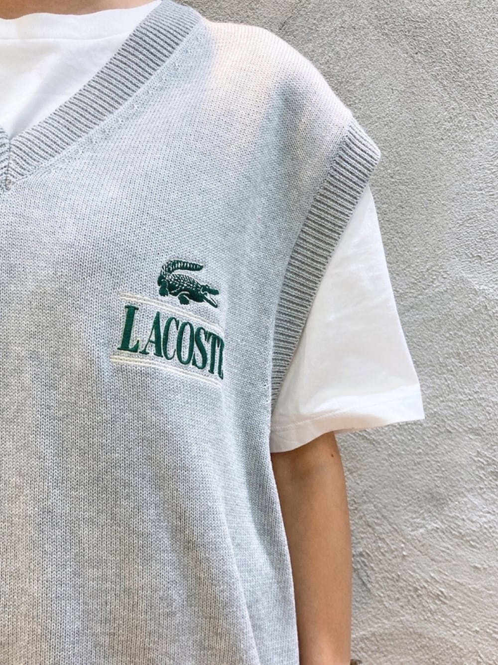 「ベスト、シューズ、グレー、ニット」｜「LACOSTEのクラシックVネックニットベスト（ベスト、グレー系）」を使った、momoさん（レディース・166cm）の春コーディネートの3枚目の写真