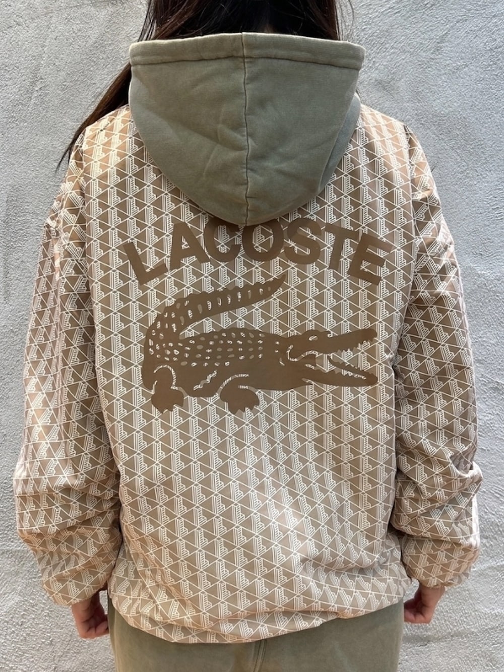 「スウェット、セットアップ、スニーカー、リュック、バックプリント、モノグラム」｜「LACOSTEのナチュラルダイスウェットトラックパンツ（スウェットパンツ、グリーン系）」を使った、momoさん（レディース・166cm）の春コーディネートの8枚目の写真