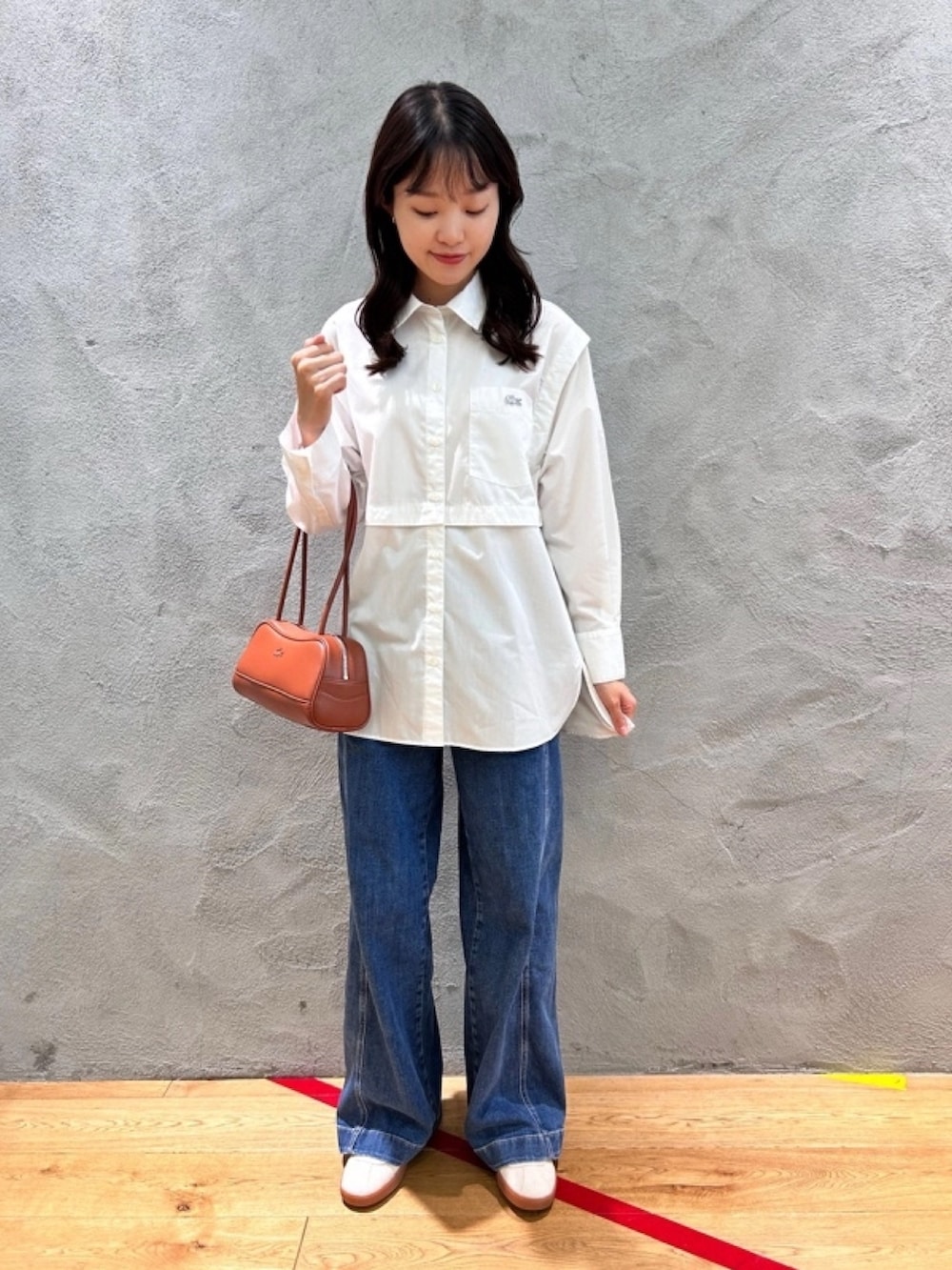 「トレンチコート、シャツ」｜「LACOSTEのローラレザーショルダーバッグ（ショルダーバッグ、ブラウン系）」を使った、momoさん（レディース・166cm）の春コーディネートの3枚目の写真