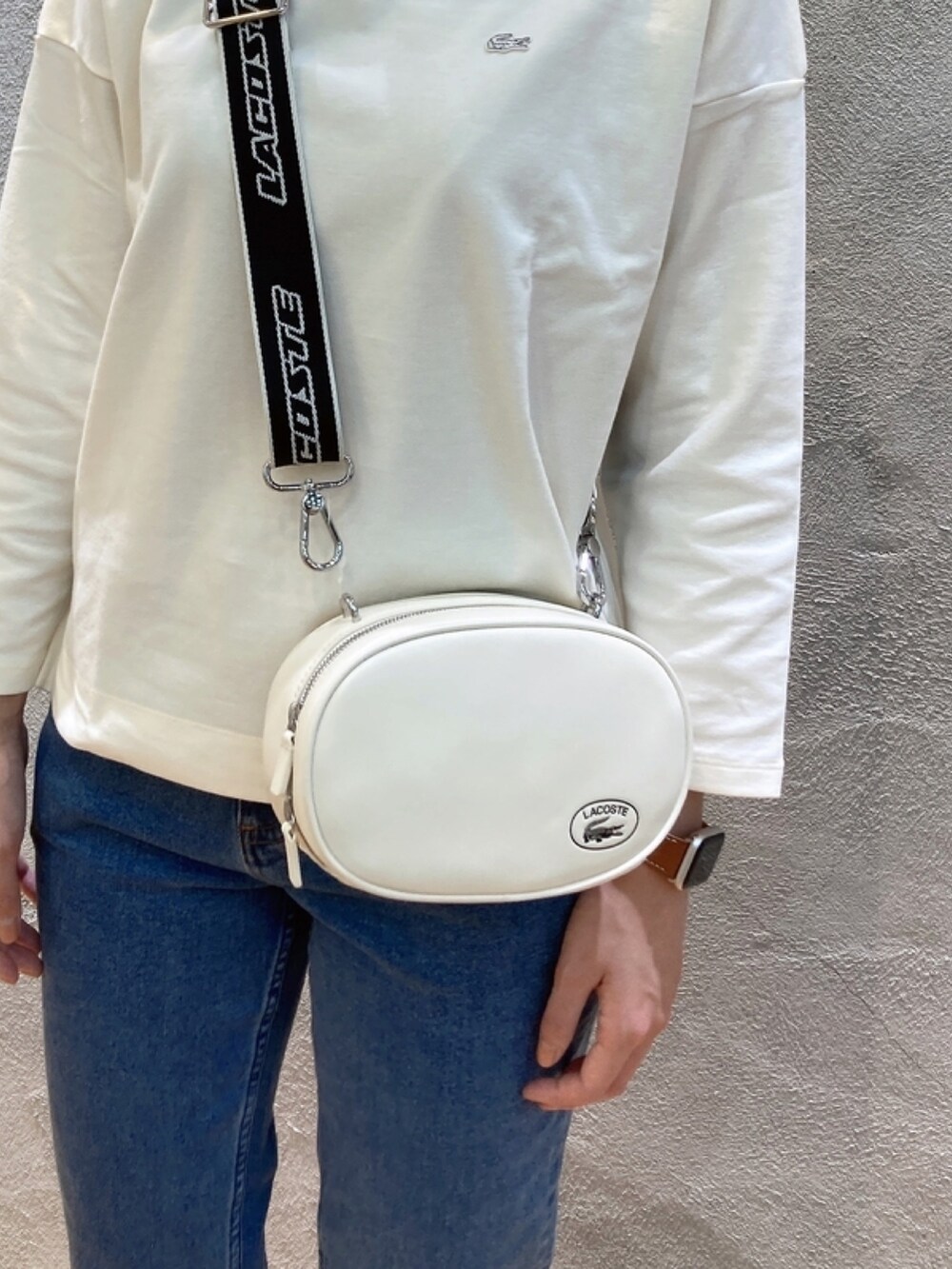 「リバーシブルシャツ、茶色、チェック柄、ボトルネック、Tシャツ、スニーカー」｜「LACOSTEのボトルネックミラノリブプルオーバー トレーナー（スウェット、ホワイト系）」を使った、momoさん（レディース・166cm）の春コーディネートの6枚目の写真