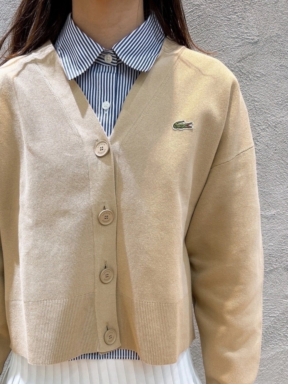 「ストライプシャツ、スカート、カーディガン、スニーカー、キャンバスバッグ」｜「LACOSTEのボリュームスリーブ ストライプクロップド 長袖シャツ（シャツ/ブラウス、ブルー系）」を使った、momoさん（レディース・166cm）の春コーディネートの3枚目の写真