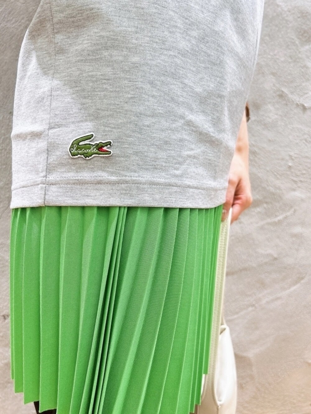 「スカートスタイル、Tシャツ、ハンドバッグ」｜「LACOSTEのオーガニックコットン メッセージプリントバインダーネック半袖Tシャツ（Tシャツ/カットソー、グレー系）」を使った、momoさん（レディース・166cm）の春コーディネートの4枚目の写真
