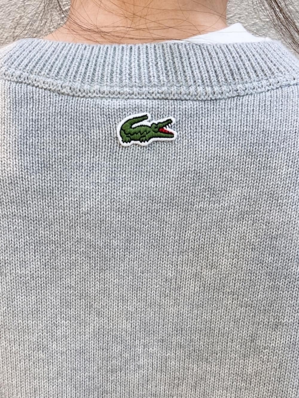 「ベスト、シューズ、グレー、ニット」｜「LACOSTEのクラシックVネックニットベスト（ベスト、グレー系）」を使った、momoさん（レディース・166cm）の春コーディネートの4枚目の写真