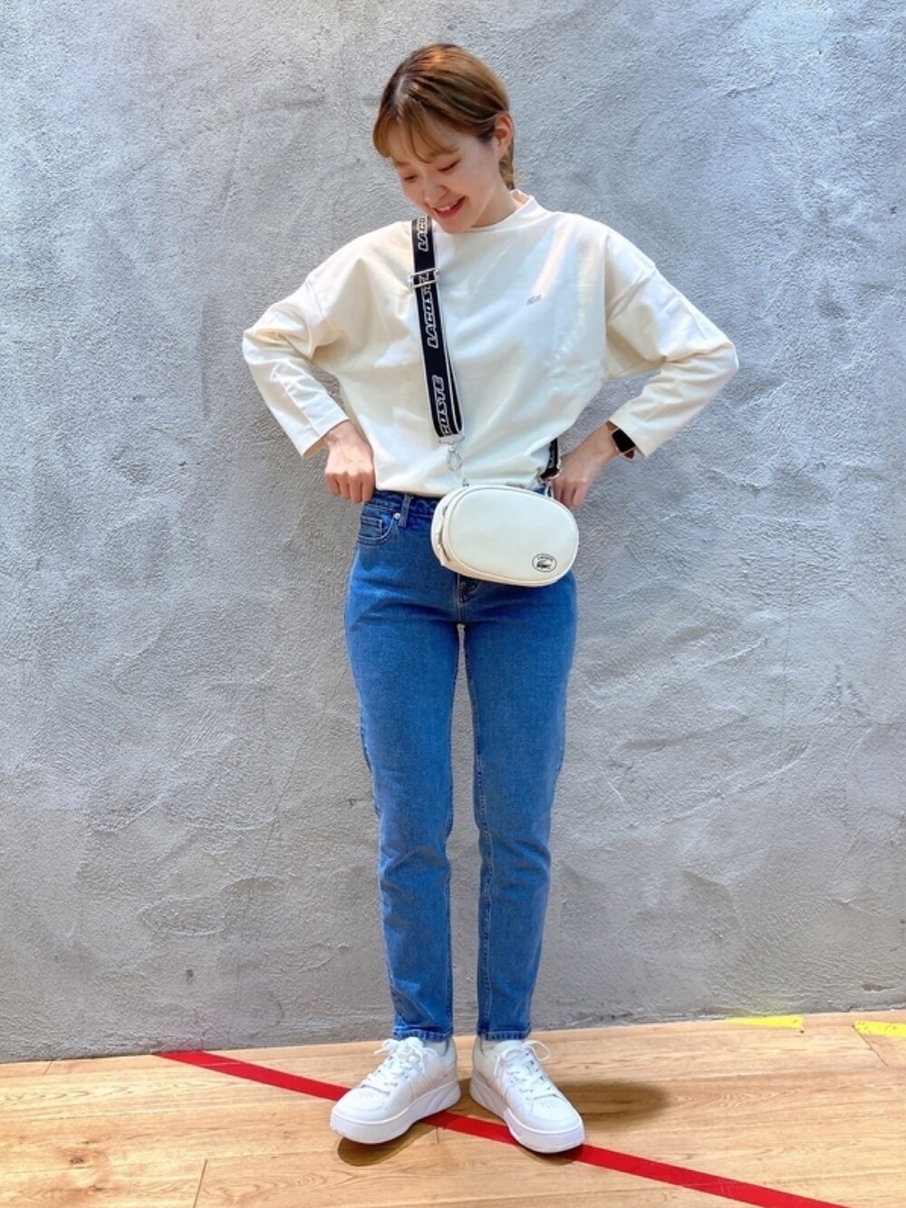 「リバーシブルシャツ、茶色、チェック柄、ボトルネック、Tシャツ、スニーカー」｜「LACOSTEのボトルネックミラノリブプルオーバー トレーナー（スウェット、ホワイト系）」を使った、momoさん（レディース・166cm）の春コーディネートの7枚目の写真