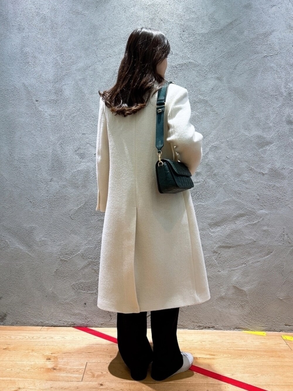 「LACOSTEのエッセンシャルローゲージニットセーター（ニット/セーター、グリーン系）」を使った、momoさん（レディース・166cm）の春コーディネートの2枚目の写真