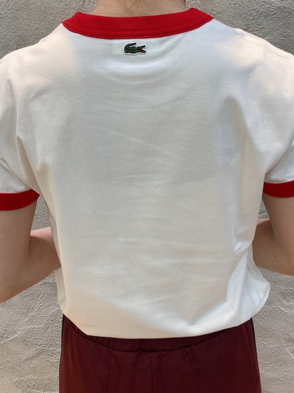 「LACOSTEのラコステテニストリムTシャツ（Tシャツ/カットソー、ホワイト系）」を使った、momoさん（レディース・166cm）の春コーディネートの4枚目の写真