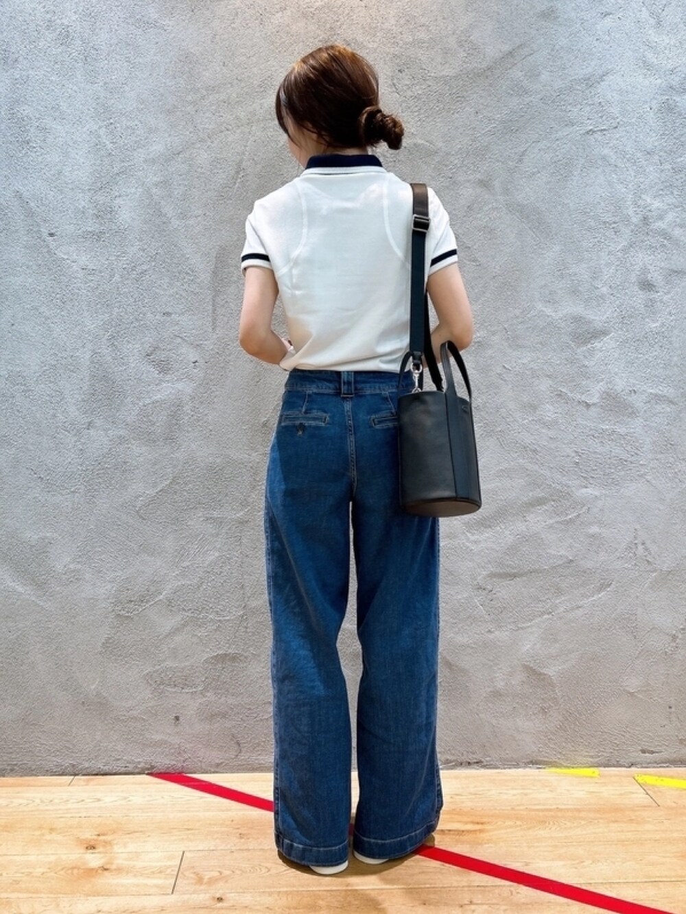「春コーデ、デニム、マウンテンパーカー、ポロシャツ」｜「LACOSTEの撥水 ショート丈 ウィメンズ ヘムライン マウンテンパーカー（ブルゾン、ホワイト系）」を使った、momoさん（レディース・166cm）の春コーディネートの5枚目の写真