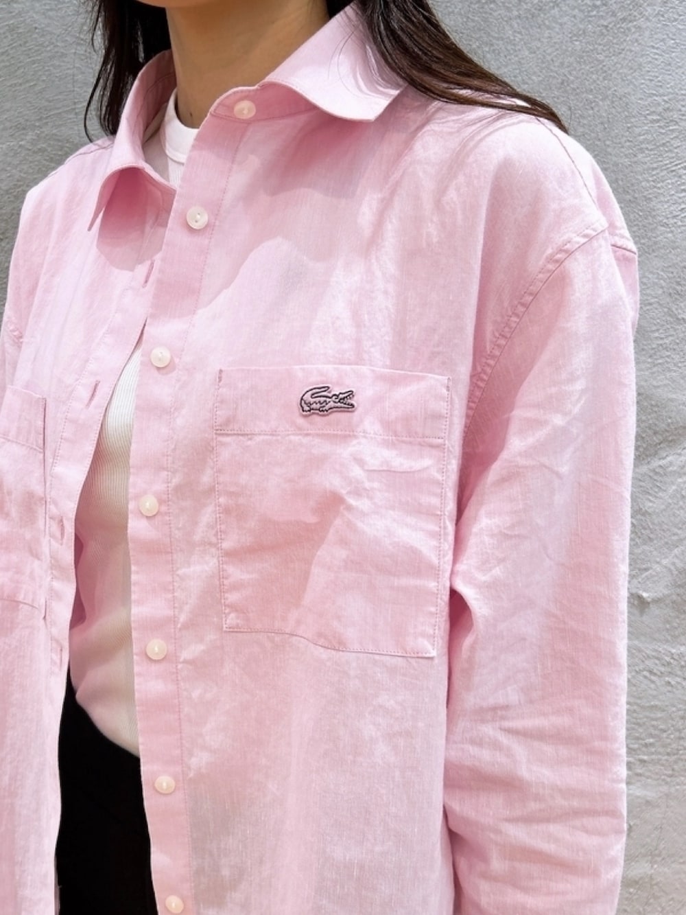 「麻シャツ、リネンシャツ、リブニット、ショルダーバッグ、ピンク」｜「LACOSTEのリネンコットン オーバーサイズ サイドスリット 長袖シャツ（シャツ/ブラウス、ピンク系）」を使った、momoさん（レディース・166cm）の春コーディネートの3枚目の写真