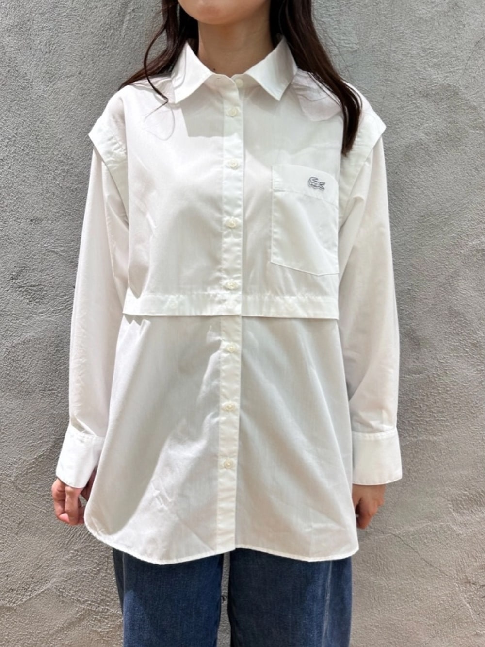 「トレンチコート、シャツ」｜「LACOSTEのローラレザーショルダーバッグ（ショルダーバッグ、ブラウン系）」を使った、momoさん（レディース・166cm）の春コーディネートの4枚目の写真
