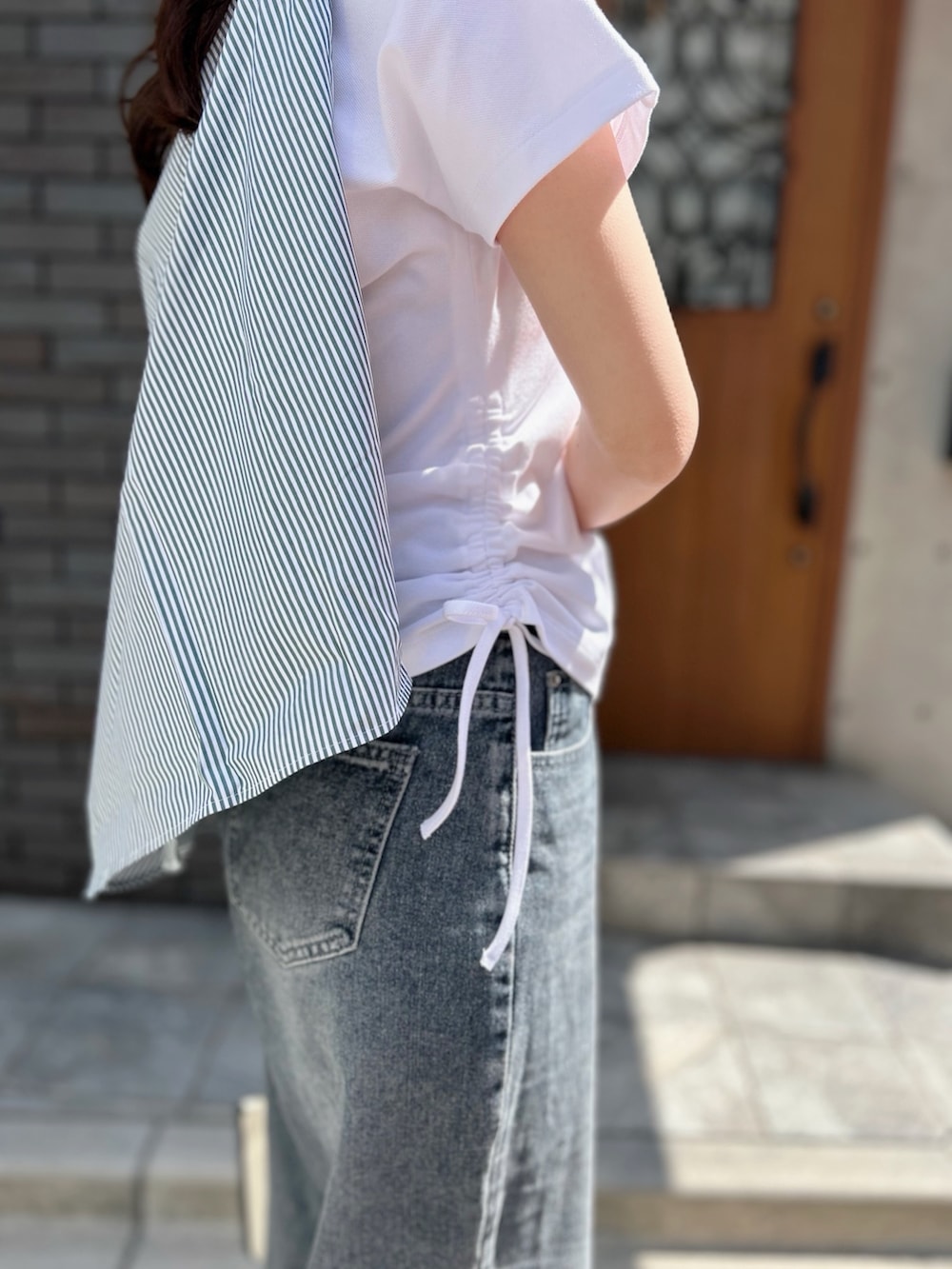 「ポロシャツ、スニーカー」｜「LACOSTEのベーシックストライプシャツ（シャツ/ブラウス、グリーン系）」を使った、momoさん（レディース・166cm）の春コーディネートの4枚目の写真