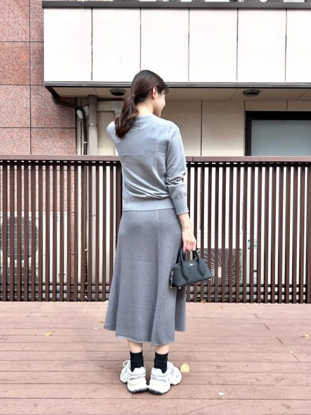 「カーディガン、スカート、ニット、スニーカー」｜「LACOSTEのウォッシャブルウールニットカーディガン（カーディガン/ボレロ、グレー系）」を使った、momoさん（レディース・166cm）の春コーディネートの2枚目の写真