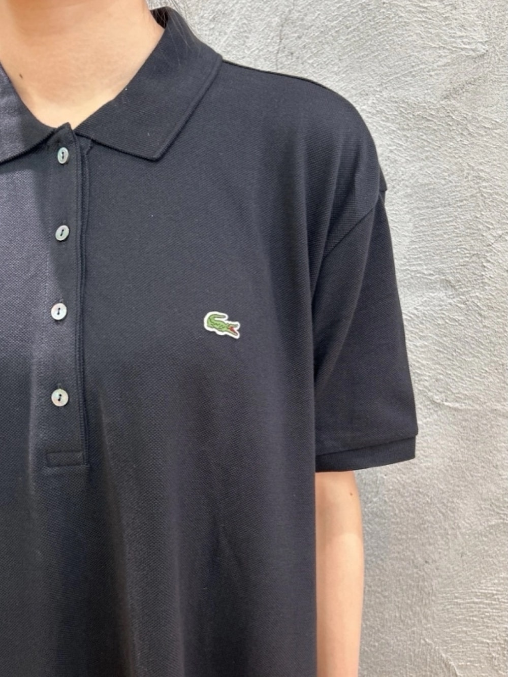「ポロワンピ、ワンピース、ラコステ」｜「LACOSTEの鹿の子地マキシ丈ドレス（シャツワンピース、ブラック系）」を使った、momoさん（レディース・166cm）の春コーディネートの3枚目の写真