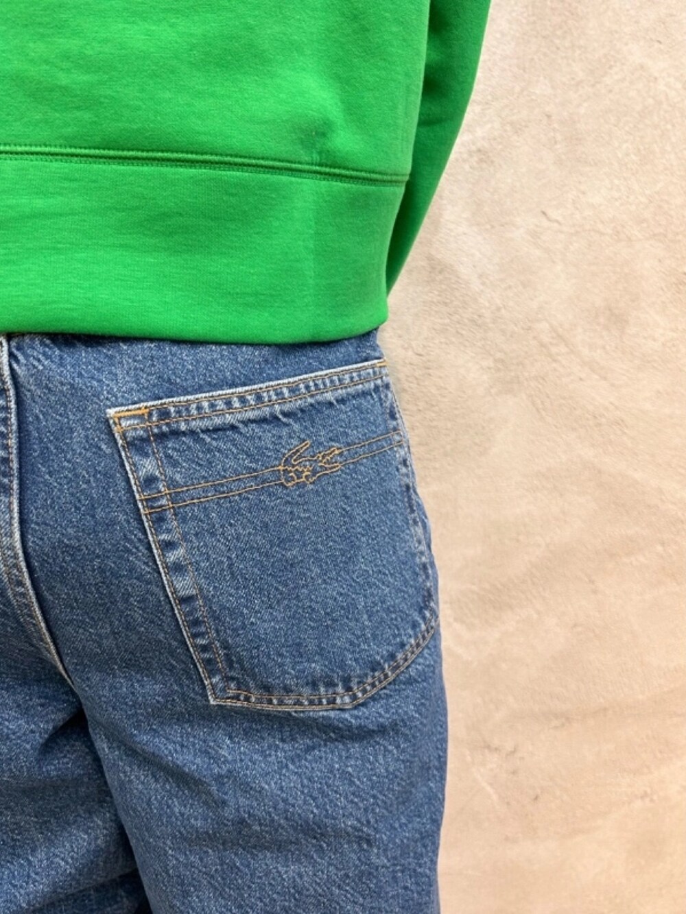 「スウェット、デニムパンツ、鞄、レザーバッグ」｜「LACOSTEのワイド＆クロップドフードスウェットパーカー / フーディー（パーカー、グリーン系）」を使った、momoさん（レディース・166cm）の春コーディネートの5枚目の写真