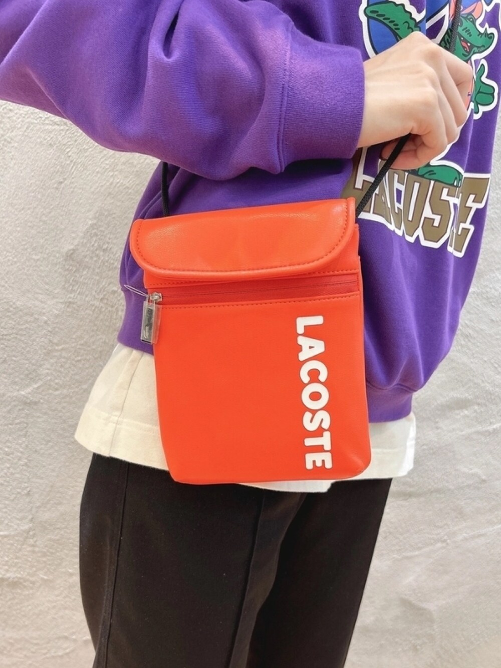 「ダウン、紫、パープル、シューズ、スウェット」｜「LACOSTEのレディースバックステッチダウンジャケット（ダウンジャケット/コート、パープル系）」を使った、momoさん（レディース・166cm）の春コーディネートの7枚目の写真