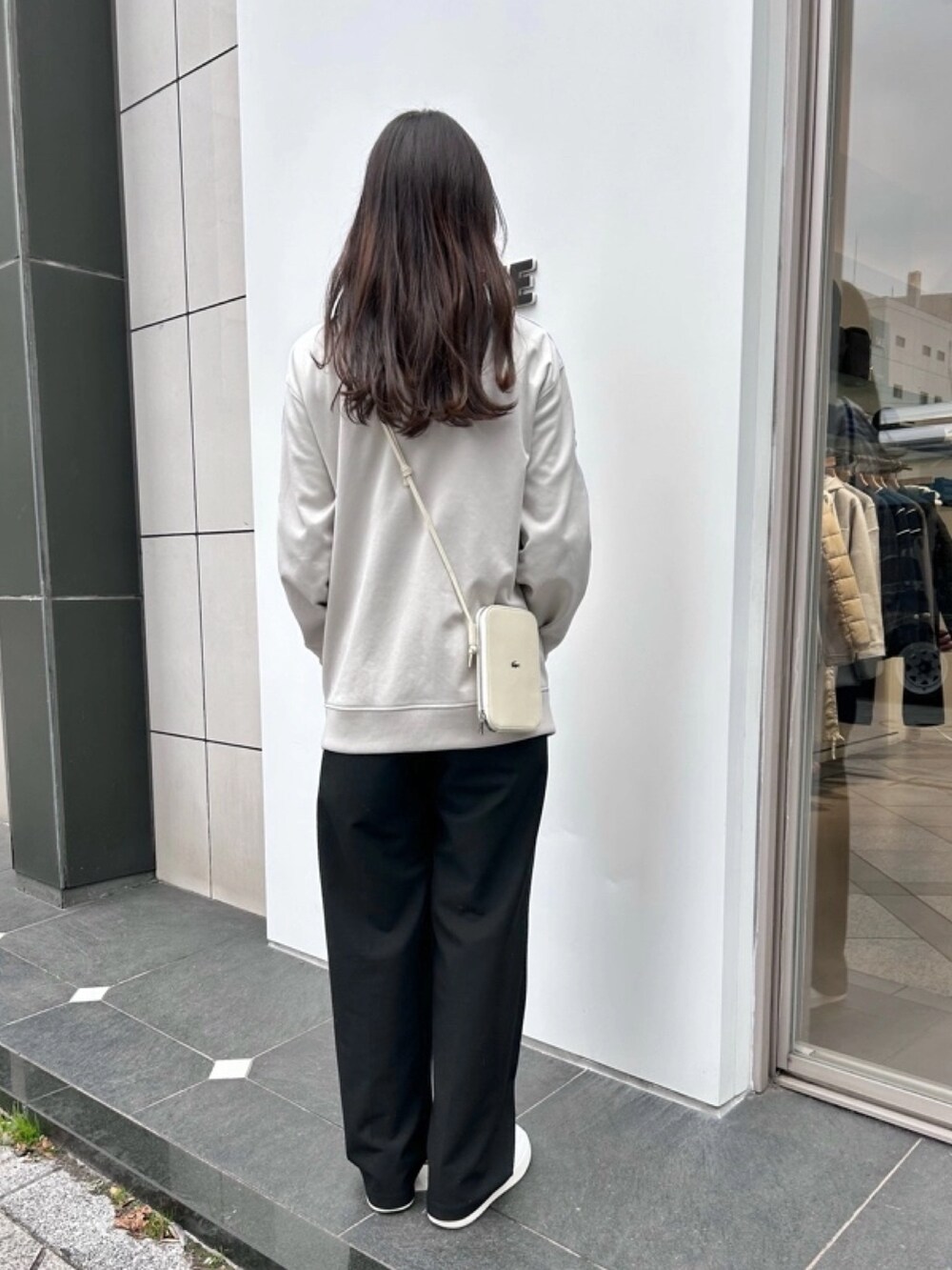 「トラックジャケット、スニーカー」｜「LACOSTEのワンポイントワニロゴスマホポーチ Size: 11.5 x 18.5 x 2cm（スマホグッズ、ホワイト系）」を使った、momoさん（レディース・166cm）の春コーディネートの2枚目の写真