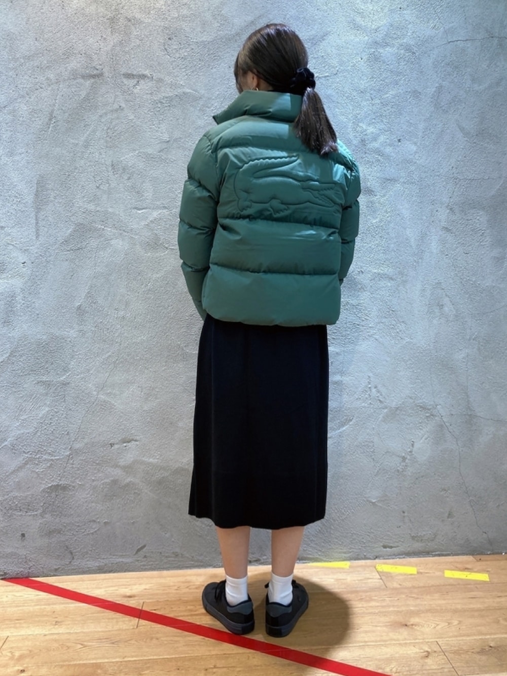 「黒、ワンピース、緑、アウター、シューズ」｜「LACOSTEのクロックステッチダウンジャケット（ダウンジャケット/コート、グリーン系）」を使った、momoさん（レディース・166cm）の春コーディネートの2枚目の写真