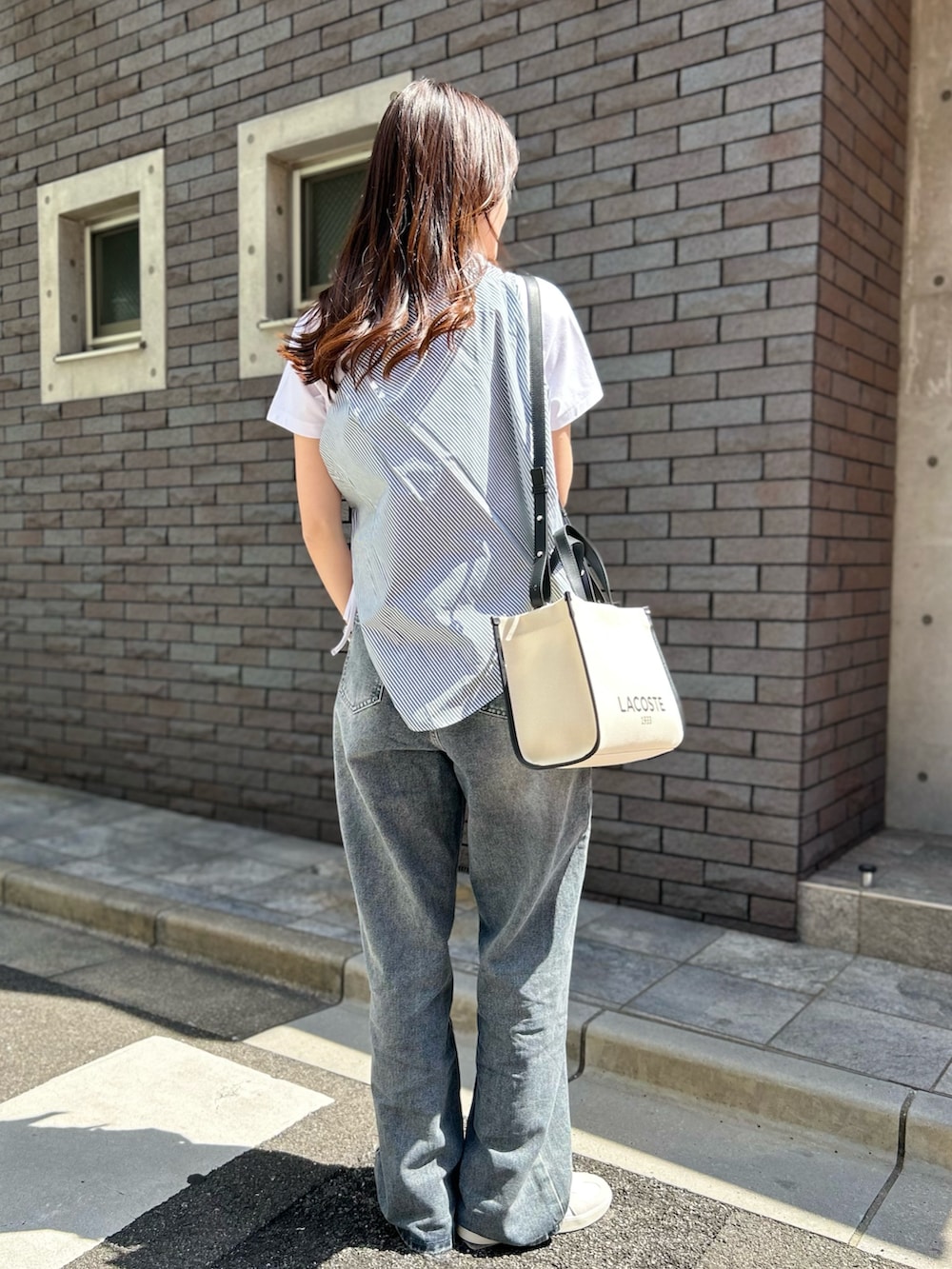 「ポロシャツ、スニーカー」｜「LACOSTEのベーシックストライプシャツ（シャツ/ブラウス、グリーン系）」を使った、momoさん（レディース・166cm）の春コーディネートの5枚目の写真