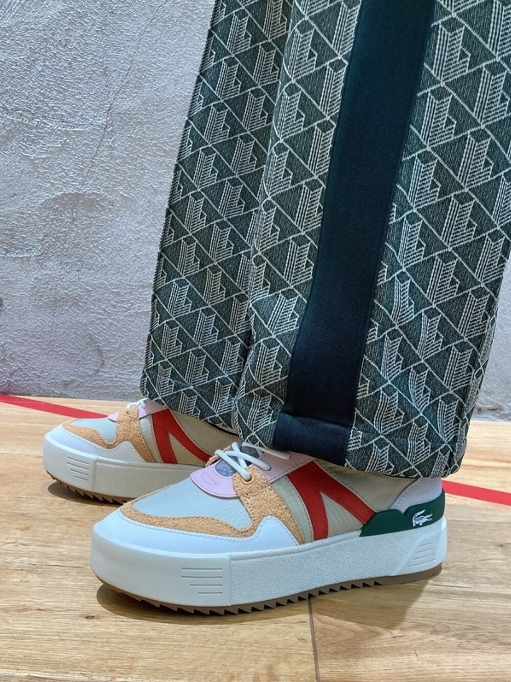 「ニット」｜「LACOSTEのシーズナルワッペンVネックニットセーター（ニット/セーター、ホワイト系）」を使った、momoさん（レディース・166cm）の春コーディネートの6枚目の写真