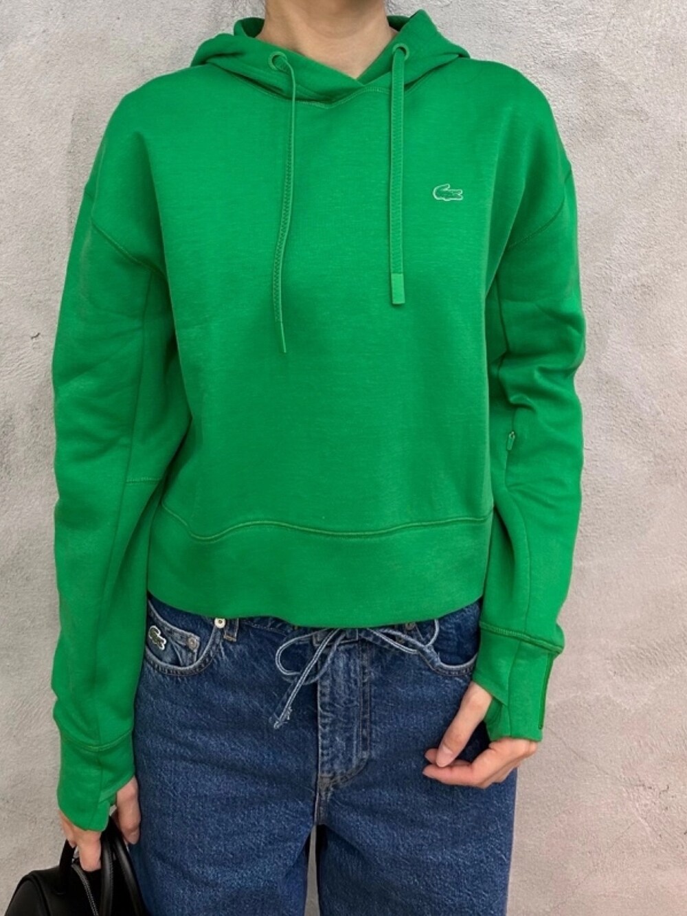 「スウェット、デニムパンツ、鞄、レザーバッグ」｜「LACOSTEのワイド＆クロップドフードスウェットパーカー / フーディー（パーカー、グリーン系）」を使った、momoさん（レディース・166cm）の春コーディネートの3枚目の写真