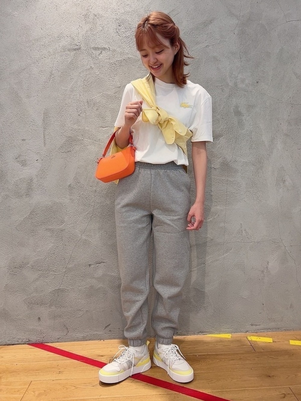 「シャツ、黄色、Tシャツ、ラコステ、ラコステ(LACOSTE)」｜「LACOSTEのオックスフォードボタンダウンシャツ（シャツ/ブラウス、イエロー系）」を使った、momoさん（レディース・166cm）の春コーディネートの2枚目の写真
