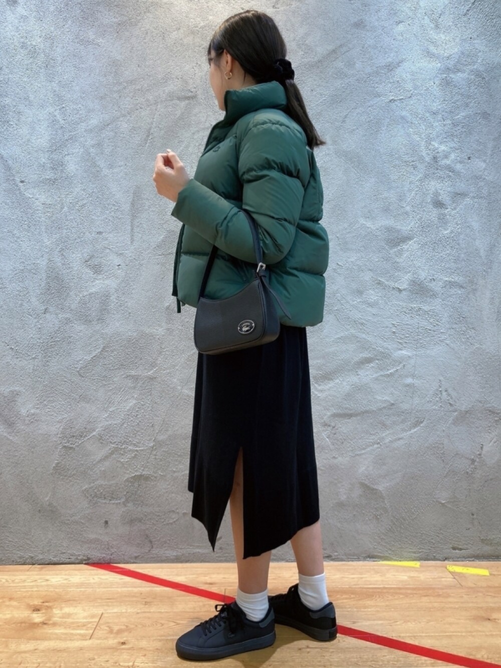 「黒、ワンピース、緑、アウター、シューズ」｜「LACOSTEのクロックステッチダウンジャケット（ダウンジャケット/コート、グリーン系）」を使った、momoさん（レディース・166cm）の春コーディネートの3枚目の写真