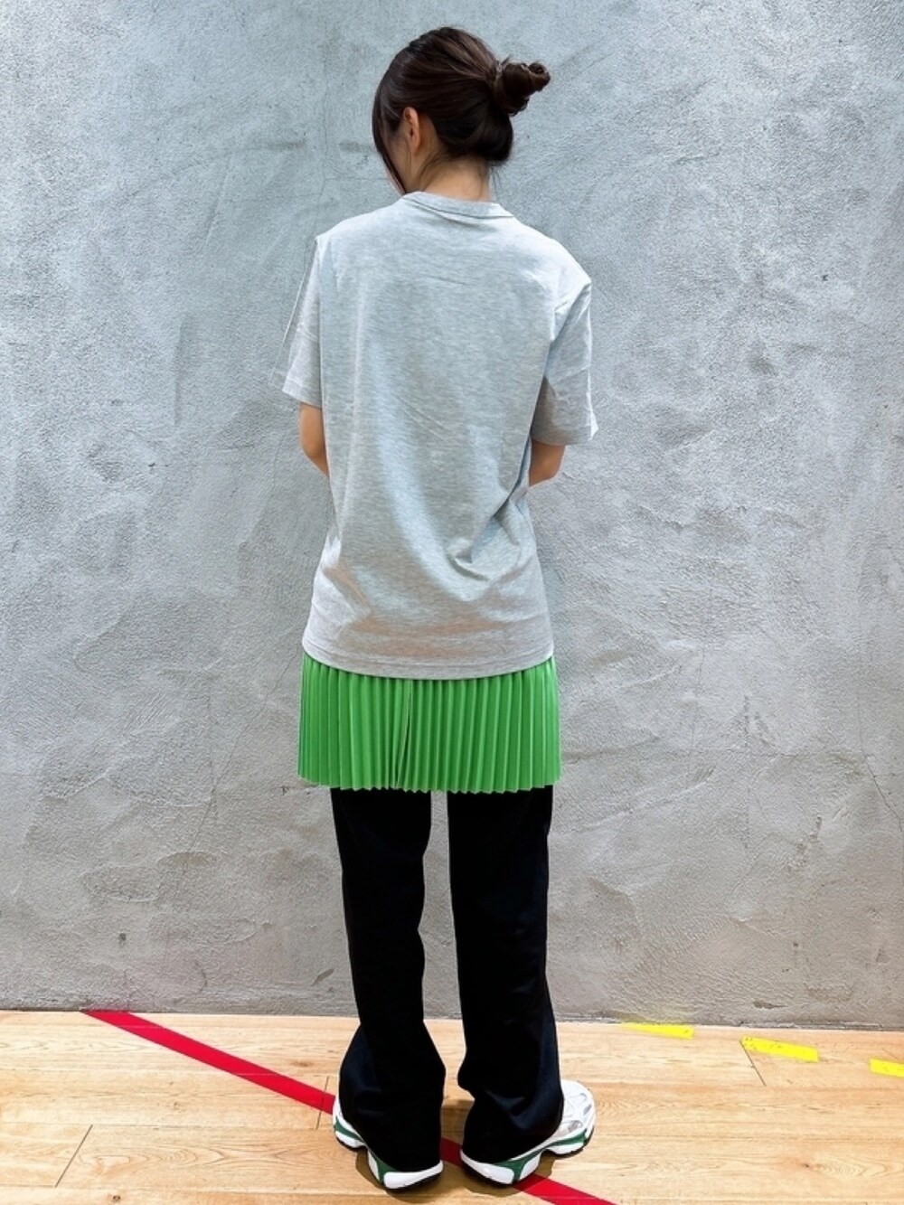 「スカートスタイル、Tシャツ、ハンドバッグ」｜「LACOSTEのオーガニックコットン メッセージプリントバインダーネック半袖Tシャツ（Tシャツ/カットソー、グレー系）」を使った、momoさん（レディース・166cm）の春コーディネートの2枚目の写真