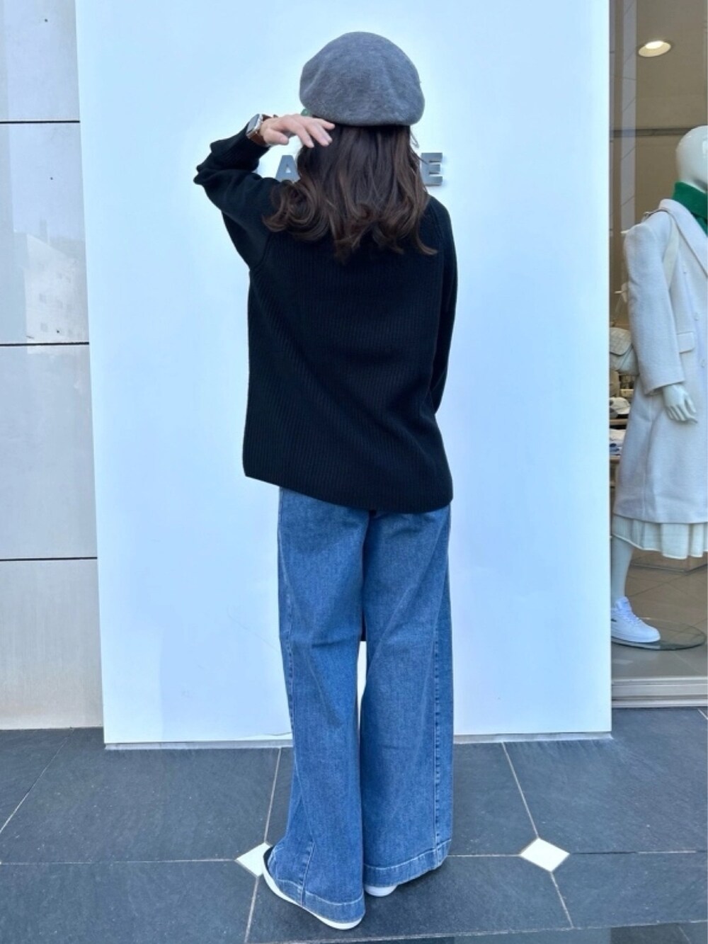 「タートルネック、ニット、ベレー帽、キルティングジャケット」｜「LACOSTEのラウンドヘムライン ボックスシルエット撥水キルティングジャケット（ノーカラージャケット、ブラック系）」を使った、momoさん（レディース・166cm）の春コーディネートの5枚目の写真