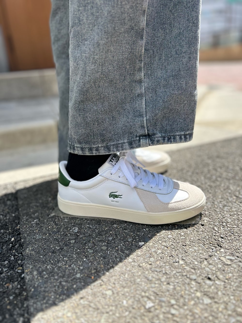 「ポロシャツ、スニーカー」｜「LACOSTEのベーシックストライプシャツ（シャツ/ブラウス、グリーン系）」を使った、momoさん（レディース・166cm）の春コーディネートの6枚目の写真