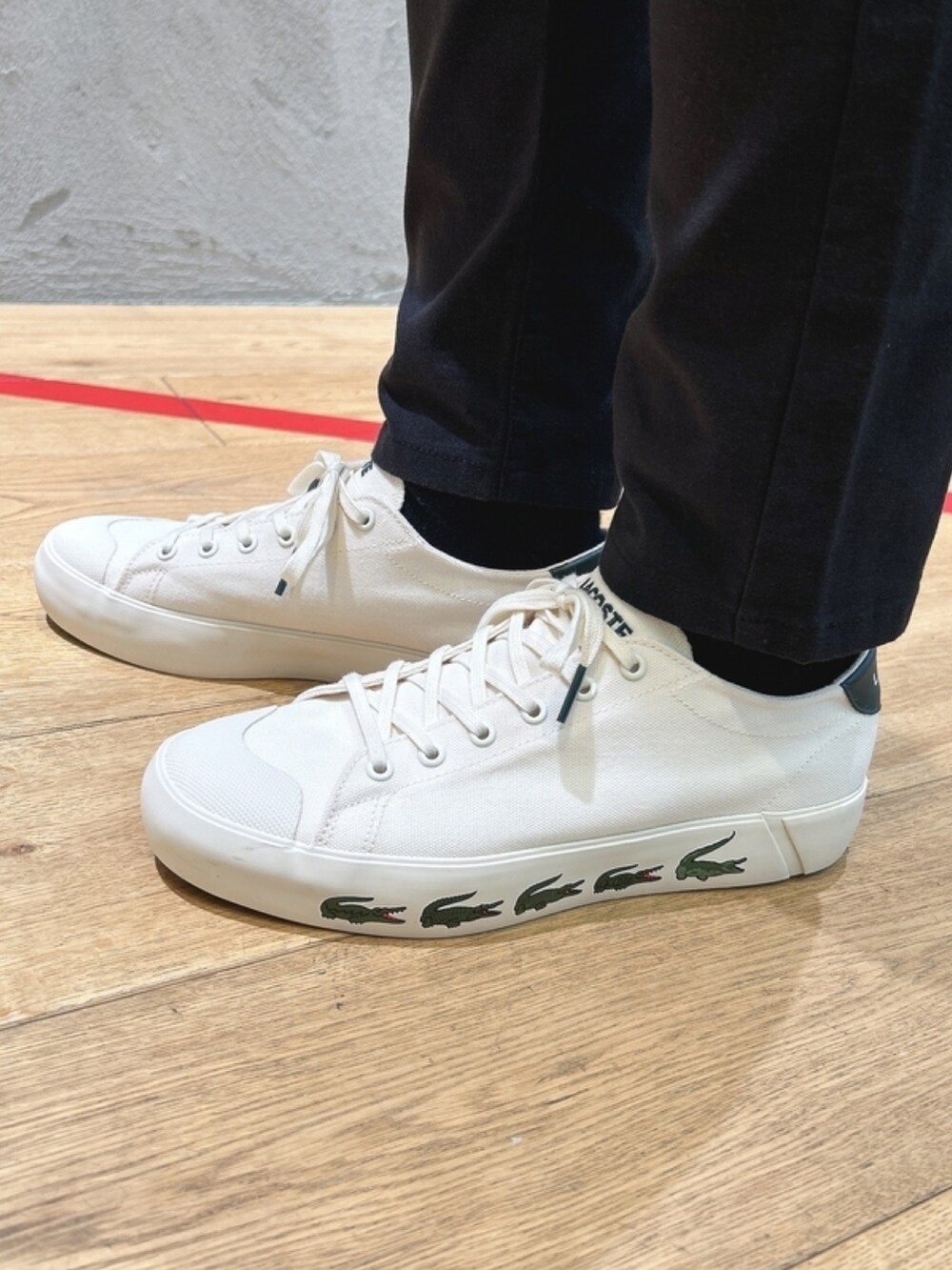 「ダウン、シャツ、キャンバスシューズ、チェーンバッグ、ストライプシャツ」｜「LACOSTEのタイムラインクロックストライプオックスフォードシャツ（シャツ/ブラウス、ブルー系）」を使った、momoさん（レディース・166cm）の春コーディネートの8枚目の写真