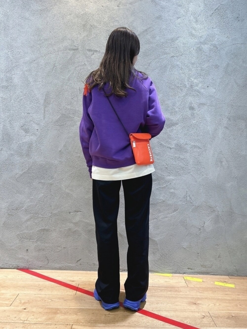 「ダウン、紫、パープル、シューズ、スウェット」｜「LACOSTEのレディースバックステッチダウンジャケット（ダウンジャケット/コート、パープル系）」を使った、momoさん（レディース・166cm）の春コーディネートの5枚目の写真