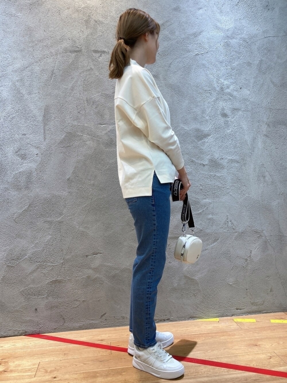 「リバーシブルシャツ、茶色、チェック柄、ボトルネック、Tシャツ、スニーカー」｜「LACOSTEのボトルネックミラノリブプルオーバー トレーナー（スウェット、ホワイト系）」を使った、momoさん（レディース・166cm）の春コーディネートの8枚目の写真