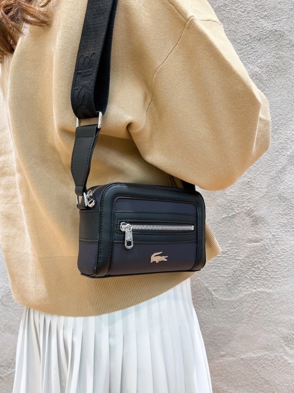 「ストライプシャツ、スカート、カーディガン、スニーカー、キャンバスバッグ」｜「LACOSTEのボリュームスリーブ ストライプクロップド 長袖シャツ（シャツ/ブラウス、ブルー系）」を使った、momoさん（レディース・166cm）の春コーディネートの8枚目の写真