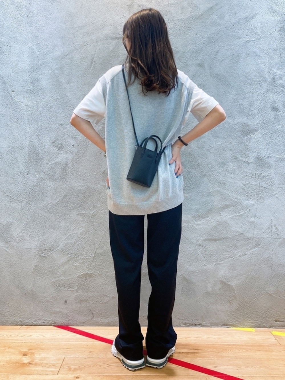 「ベスト、シューズ、グレー、ニット」｜「LACOSTEのクラシックVネックニットベスト（ベスト、グレー系）」を使った、momoさん（レディース・166cm）の春コーディネートの2枚目の写真