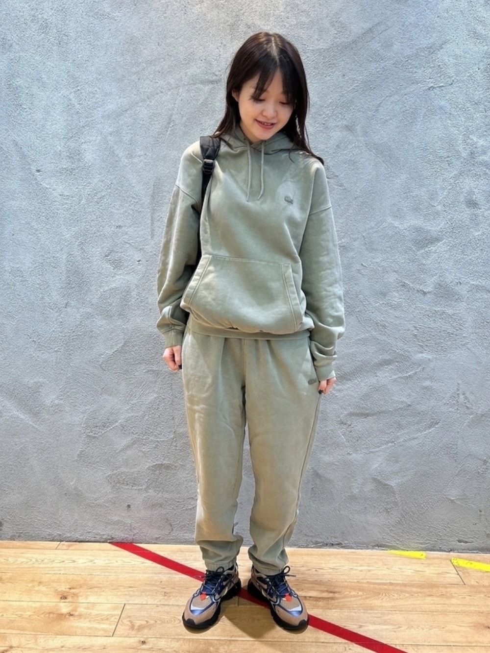 「スウェット、セットアップ、スニーカー、リュック、バックプリント、モノグラム」｜「LACOSTEのナチュラルダイスウェットトラックパンツ（スウェットパンツ、グリーン系）」を使った、momoさん（レディース・166cm）の春コーディネートの3枚目の写真