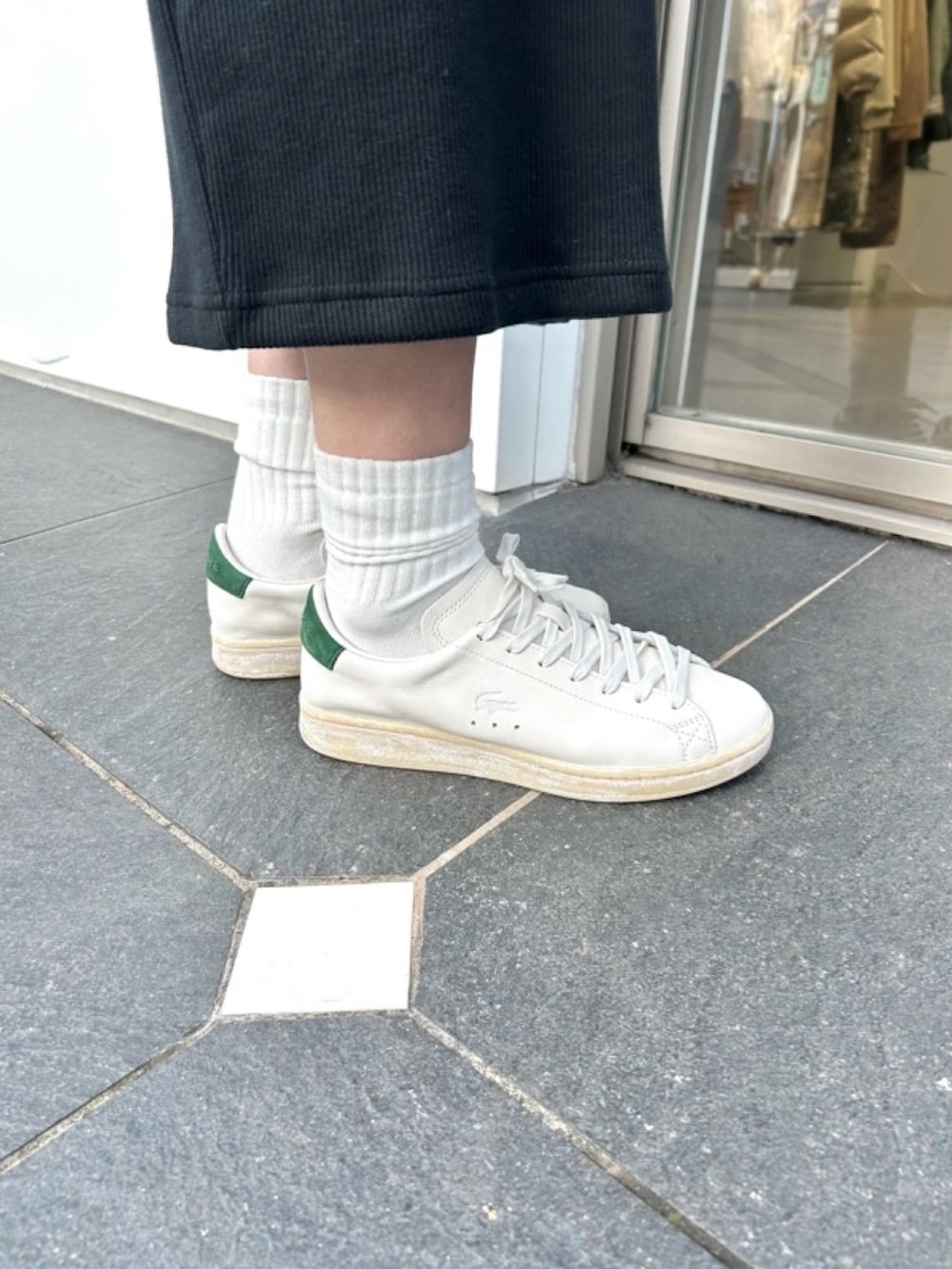 「カシミヤニット、カシミヤ、リブワンピース、ワンピース、スニーカー」｜「LACOSTEのエッセンシャルカシミヤニットセーター / 3Dシームレスニット（ニット/セーター、ブラウン系）」を使った、momoさん（レディース・166cm）の春コーディネートの6枚目の写真