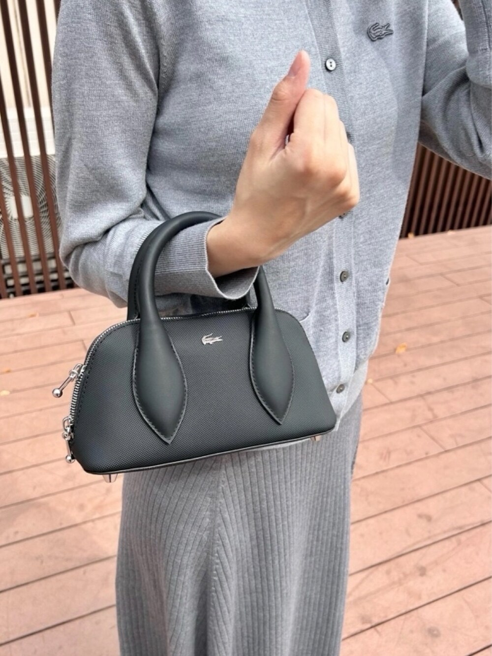 「カーディガン、スカート、ニット、スニーカー」｜「LACOSTEのウォッシャブルウールニットカーディガン（カーディガン/ボレロ、グレー系）」を使った、momoさん（レディース・166cm）の春コーディネートの5枚目の写真