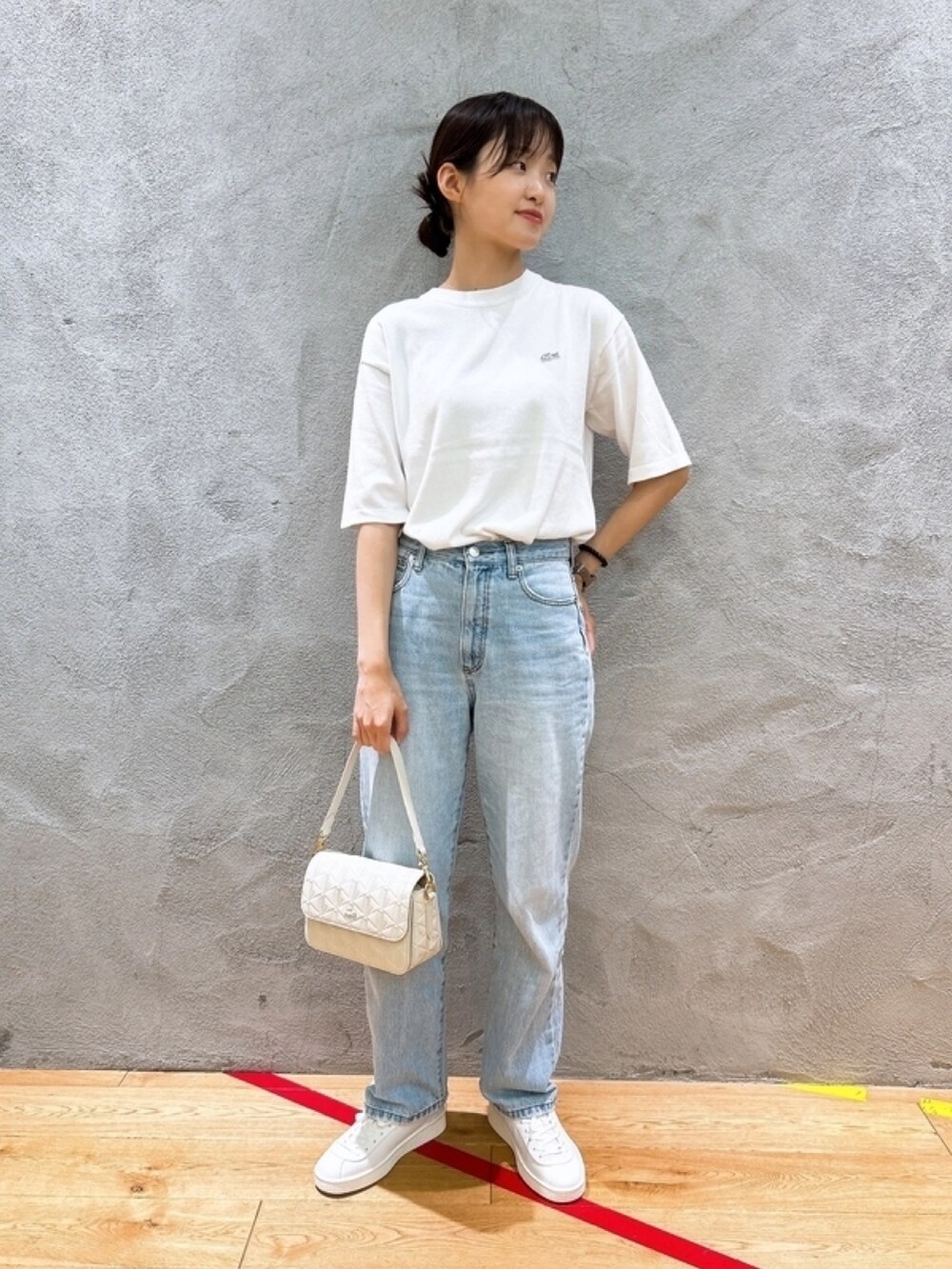 「カーディガン、ショルダーバッグ、ハンドバッグ」｜「LACOSTEのトーナルアーガイル柄 Vネックコットンニットカーディガン（カーディガン/ボレロ、グリーン系）」を使った、momoさん（レディース・166cm）の春コーディネートの3枚目の写真