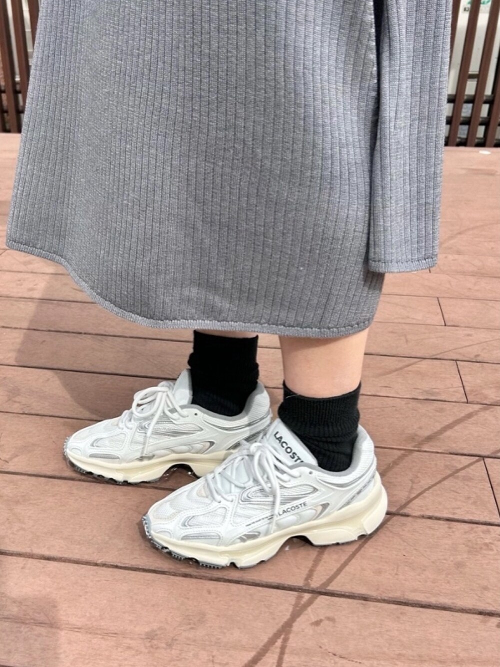 「カーディガン、スカート、ニット、スニーカー」｜「LACOSTEのウォッシャブルウールニットカーディガン（カーディガン/ボレロ、グレー系）」を使った、momoさん（レディース・166cm）の春コーディネートの4枚目の写真