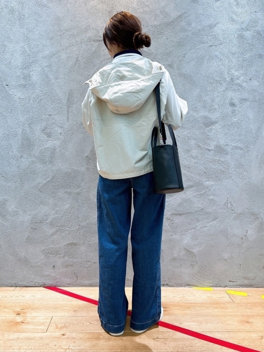 「春コーデ、デニム、マウンテンパーカー、ポロシャツ」｜「LACOSTEの撥水 ショート丈 ウィメンズ ヘムライン マウンテンパーカー（ブルゾン、ホワイト系）」を使った、momoさん（レディース・166cm）の春コーディネートの2枚目の写真