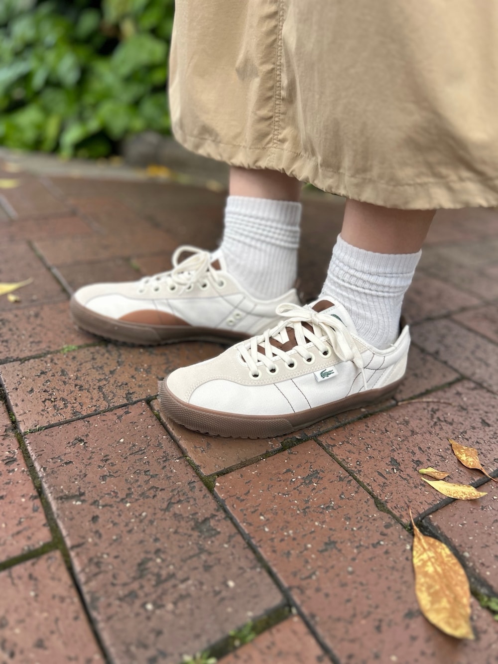 「ワンピース、ブルゾンシャツ、シャツ、キャンバスシューズ、ショルダーバッグ」｜「LACOSTEの異素材切り替え バルーンシルエット コンビネーションノースリーブドレス ワンピース（ワンピース、ベージュ系）」を使った、momoさん（レディース・166cm）の春コーディネートの7枚目の写真