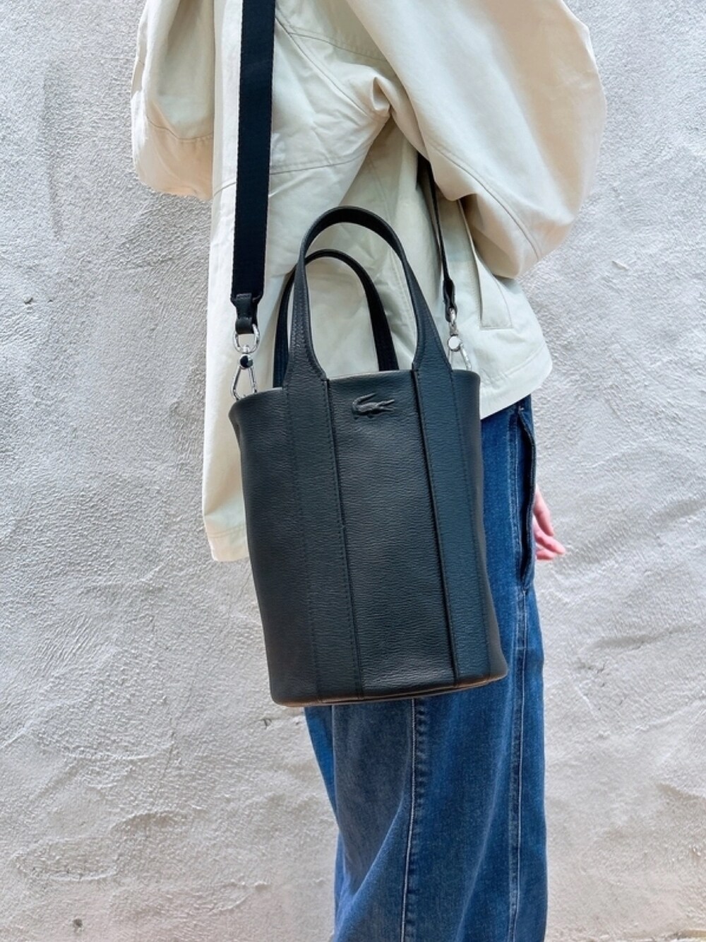 「春コーデ、デニム、マウンテンパーカー、ポロシャツ」｜「LACOSTEの撥水 ショート丈 ウィメンズ ヘムライン マウンテンパーカー（ブルゾン、ホワイト系）」を使った、momoさん（レディース・166cm）の春コーディネートの7枚目の写真