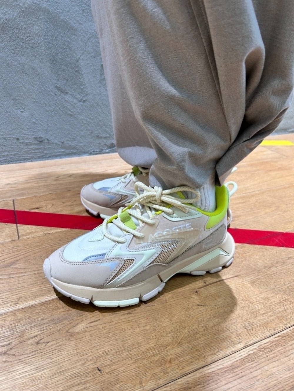 「アーガイル柄、ニット、スニーカー」｜「LACOSTEの配色ステッチアーガイルジャカード ウールニットセーター（ニット/セーター、ブラウン系）」を使った、momoさん（レディース・166cm）の春コーディネートの5枚目の写真