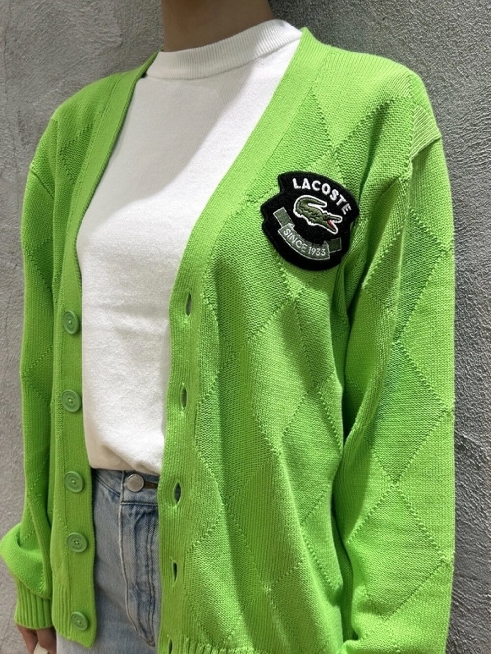 「カーディガン、ショルダーバッグ、ハンドバッグ」｜「LACOSTEのトーナルアーガイル柄 Vネックコットンニットカーディガン（カーディガン/ボレロ、グリーン系）」を使った、momoさん（レディース・166cm）の春コーディネートの5枚目の写真